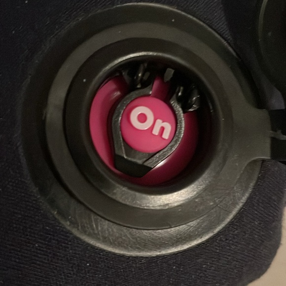 Inflatable travel neck pillow w/ carry case by Lewis N Clark. Great for airplane - Picture 4 of 6